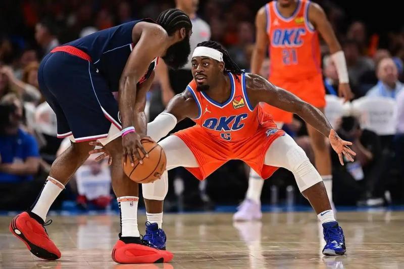 迫使他将球 迫使他将球